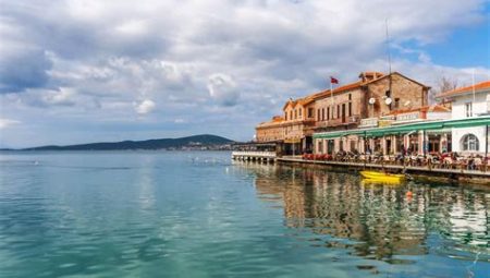 Ayvalık’ta Dış Cephelerde Deniz Manzarasıyla Bütünleşin!